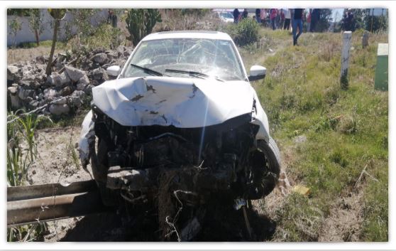 Por evitar a un perro, sale vehículo de la autopista Tlaxcala-Texmelucan