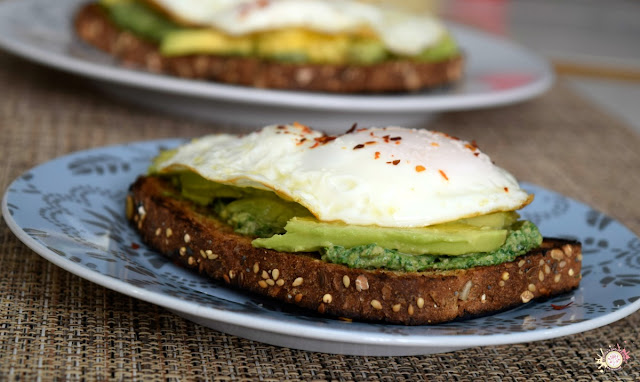 Tostadas de aguacate y huevo