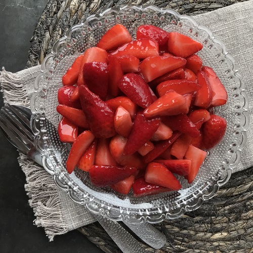 Erdbeeren mit Himbeermarinade