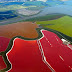 TERRAS VIVAS: AS CORES MARCANTES DE SALINAS VISTAS DE CIMA. Além de sal, salinas também são fontes de outros minerais, comuns em desertos e lugares secos. Geralmente são brancas, mas algumas podem ser coloridas devido a presença de micro-organismos que reagem à presença do sal. A presença de algas também pode dar um tom de verde, vermelho e rosa.