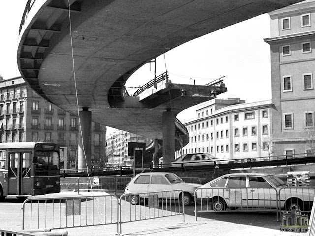 Glorieta Carlos V, desmontanmdo el  scalextric de Atocha, Madrid 1985