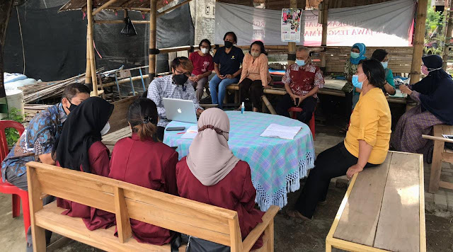 Mahasiswa ISI Surakarta Jalankan Progam Pelatihan Lewat Observasi di KWT Ngudi Makmur, Kadipiro Surakarta 