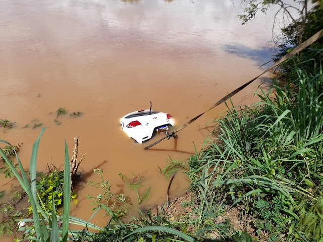 Veículo cai no Rio Muriaé