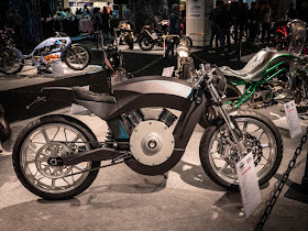 La primera (y tal vez la única) eléctrica en la feria: Smits Lightning, de Smits Custom Choppers, y está diseñada para parecer que está sacudiendo un V-Twin del futuro. No es, sin embargo, de hecho, su motor eléctrico de flujo axial produce solo 15 kilovatios. Aún así, tiene una forma muy sexy, y nos gusta bastante la forma en que rinde homenaje a los bebedores de gasolina de antaño.