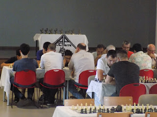 Sala cheia em Perre para jogar xadrez