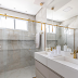 Banheiro contemporâneo com porcelanato marmorizado e metais dourados!
