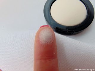 Essence - I love Nude Eyeshadow - 01 Vanilla Sugar Swatch - www.annitschkasblog.de