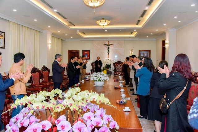 Cộng đoàn doanh nhân công giáo TGP Hà Nội thăm và chúc tết Đức Tổng Giuse và cha Tổng đại diện