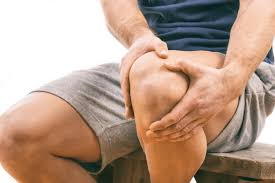 Dores nos joelhos podem ser sinais de dano na cartilagem