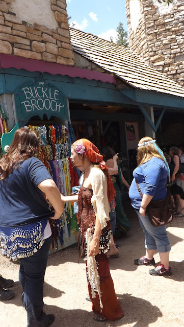 Today we visited the magical Renaissance Festival, which takes place in Colorado for 37 season. It is a magical journey into the legends of King Henry. The illusion of freedom and fun to recreate the paintings of the last actors interactive theater. Ate honestly we just forget about the time and immerse yourself in the game and fun as children. The main celebration was on, of course, the king and queen and the royal entourage. And clowns entertained people, clowns, fairies, magicians and acrobats.    Although many visitors come in carnival costumes and having fun posing for the camera.   Throughout the theatrical village shops are located craftsmen. Many of the secrets of his skill demonstrated to everyone and sell their creations.   Сегодня мы посетили волшебный  Ренессанс Фестиваль, который проходит в Колорадо уже 37 сезон.  Это волшебное путешествие во времена легенд Короля Генри.  Иллюзию свободы и веселья воссоздают картины прошлого актеры интерактивного театра.  Ели честно мы просто забыли про время и погрузились в игру и веселье как дети. Главным на празднике был, конечно, король с королевой и королевской свитой. А развлекали народ шуты, скоморохи, феи, фокусники и акробаты.   Хотя посетители многие пришли в карнавальных костюмах и с удовольствием позировали перед камерой.   По всей территории театрализованной деревни  расположились лавочки мастеров прикладного искусства. Многие демонстрировали секреты своего мастерства всем желающим и продавали свои творения.   