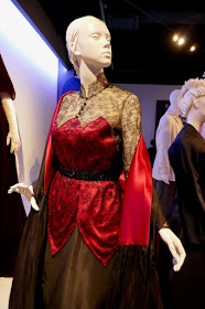 Alma Phantom Thread red black costume