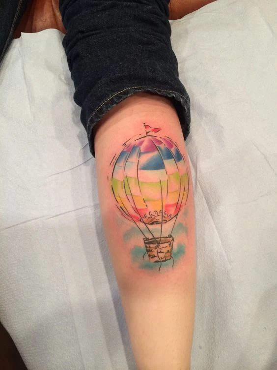 imagen de un tatuaje de globo aerostatico para mujer