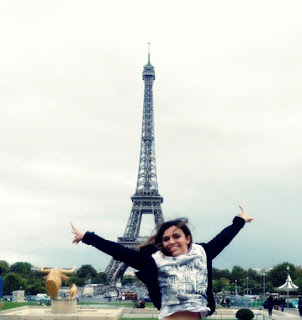 Foto de Sol Chaves em frente a Torre Eiffel