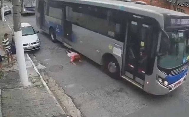 Motorista de ônibus atropela idoso após discussão; veja vídeo