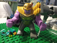 Thanos en Lego, supervillano de Mavel con un mazo, sobre una cama del hospital.