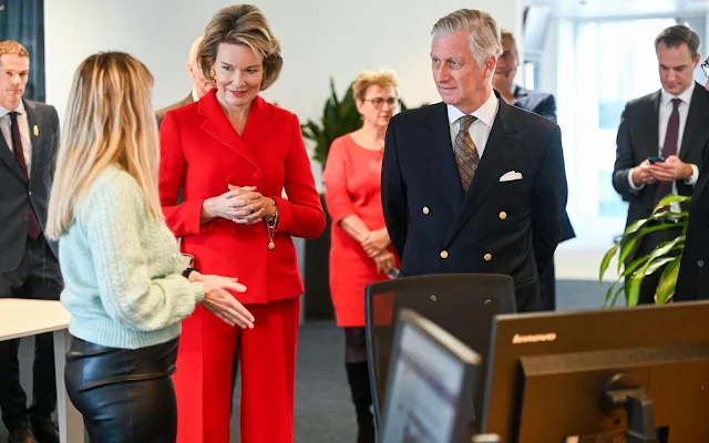 Queen Mathilde wore a red double breasted blazer by Armani Exchange. Princess Elisabeth’s officer oath