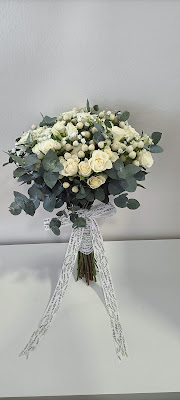 Ramos de novia silvestres y con rosas pitiminí blancas