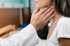 Control Thyroid With Ayurvedic Remedies : इन दिनों थायराइड काफी आम समस्या हो चुकी है। भारत की करीब 40 फीसदी महिलाएं थायराइड से जूझ रही हैं। पुरुषों की तुलना में महिलाओं को थायराइड की समस्या काफी ज्यादा हो रही है। थायराइड होने का कारण अत्यधिक दवाओं का सेवन, स्ट्रेस में रहना, शरीर में आयोडीन की कमी इत्यादि हो सकता है। इससे ग्रसित होने पर मोटापा, बालों का  झड़ना, स्ट्रेस, शरीर में सूजन इत्यादि परेशानी हो सकती है। थायराइड की समस्या अगर किसी व्यक्ति को हो जाए, तो इससे हमेशा के लिए छुटकारा पाना काफी मुश्किल हो जाता है।  हालांकि, कुछ दवाओं और घरेलू उपचार के माध्यम से थायराइड में होने वाली परेशानियों को कंट्रोल करने की कोशिश की जाती है। अगर आपको थायराइड की परेशानी है, तो इस परेशानी को कंट्रोल करने के लिए आप कुछ आयुर्वेदिक उपायों का सहारा ले सकते हैं।   थायराइड में क्या परेशानी होती है? इसके लक्षणों की बात करें तो वजन तेजी से बढ़ना, गर्दन में सूजन, हमेशा थकान , गुस्सा आना, स्किन ड्राई होना , ठंड लगना और डिप्रेशन होना शामिल है। दूसरा हाइपोथायराइड( Hypothyroid) होता है जो वजन तेजी से गिरता जाता है। इसके लक्षणों की बात करें तो वजन घटना, तेज धड़कन , कमजोरी, बालों का झड़ना, पसीना ज्यादा आना है।  थायराइड के शुरुआती लक्षण क्या होते हैं? Thyroid Symptoms: मामूली नहीं हैं महिलाओं में अक्सर दिखने वाले ये 7 लक्षण, हो सकते हैं थायराइड के संकेत ​थायराइड का क्या रोल है? ...  ​वजन घटाने या बढ़ाने का स्पष्टीकरण न होना ...  ​थकान और कमजोरी ...  ​गर्दन के पास वाली स्किन की सिलवटों का ब्लैक होना ...  ​चिंता, घबराहट और ब्रेन फोग ...  ​अच्छी नींद लेने में कठिनाई थायराइड कितने दिन में ठीक हो जाता है? एक दिन में ज्यादा तकलीफ नहीं होगी। लेकिन दूसरे दिन आपको सही समय पर सही डोज लेना बहुत ज्यादा जरूरी है। इसके साथ ही डॉक्टर यह कहते हैं कि कुछ लोग थायराइड की दवाई अल्टरनेट डेज में लेते हैं।  थायराइड का कैसे पता चलता है? सामान्य तौर पर, गर्दन की जांच को थायराइड रोग की पहचान करने का सबसे सटीक या विश्वसनीय तरीका नहीं माना जाता है। कई लोगों को अपने थाइराइड का पता देर से चलता है और तब तक लक्षण काफी बढ़ चुके होते हैं। इसलिए सबसे सही है कि आप घर पर अपने थाइराइड ग्लैंड और नोड्यूल की जांच करें।  थायराइड क्या खाने से बढ़ता है? थायरॉइड बढ़ने पर क्या खाएं? हाई कैलोरी फूड (फुल क्रीम दूध और उससे बनी दही, पनीर, चीकू, केला, खजूर) उच्च प्रोटीन वाले खाद्य पदार्थ (दाल, राजमा, दही, अंडा, मछली आदि) बादाम, अखरोट, पिस्ता, मूंगफली सफेद तिल, अलसी के बीज, सूरजमुखी के बीज, खरबूजे के बीज सब्जियों में फूलगोभी, ब्रोकली आदि क्या Thyroid पूरी तरह ठीक हो सकता है? शुरुआती स्तर पर पहचान होने पर थायरॉइड को न सिर्फ आसानी से नियंत्रित किया जा सकता है, बल्कि इससे छुटकारा भी मिल जाता है। पर देर से पहचान होने पर ताउम्र दवा का सेवन करना पड़ सकता है। थायरॉइड की जांच ब्लड टेस्ट से की जाती है। ब्लड में टी थ्री, टी फोर एवं टीएसएच (थायरॉइड स्टिमुलेटिंग हार्मोन) टेस्ट किया जाता है।  क्या थायराइड में चाय पीना चाहिए? चाय या कॉफी का सेवन थायरॉइड के मरीजों को नुकसान पहुंचा सकता है. ज्यादा मात्रा में तो इन चीजों को बिल्कुल न पिएं. इन चीजों में कैफीन होता है और दवाई लेने के तुरंत बाद कैफीन के सेवन से बीमारी बढ़ सकती है. वहीं कैल्शियम युक्त खाद्य पदार्थ और दवाईयों के बीच भी कम से कम 4 घंटे का अंतर होना चाहिए