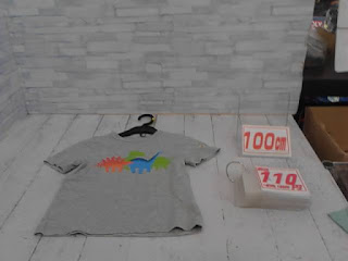 中古品　子供服　１００ｃｍ　恐竜プリント　グレー　半袖Tシャツ　１１０円
