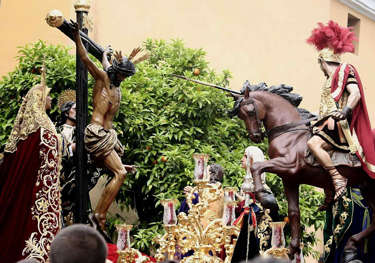 Representação piedosa do momento tremendo do golpe no corpo exânime de Jesus Cristo Passo da Hermandad de la Lanzada, Semana Santa, Sevilha.