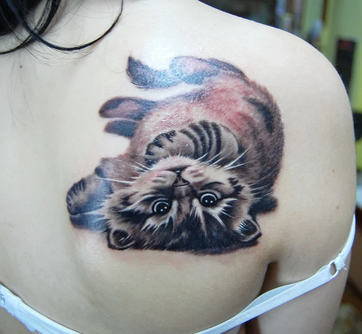 chica con tatuaje de gato