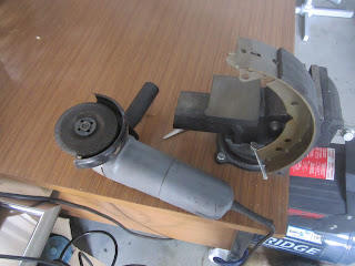 Taking off the sharp edge of the brake lining with a grinder