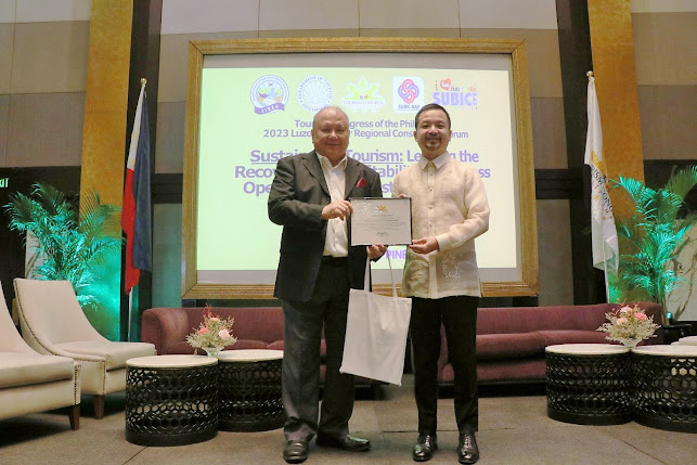 Subic Bay Metropolitan Authority (SBMA) Chairman and Administrator Jonathan D. Tan receives a plaque of appreciation from Tourism Congress of the Philippines president Roberto Zozobrado for the SBMA’s continued support as an associate member and a partner in implementing TCP programs.