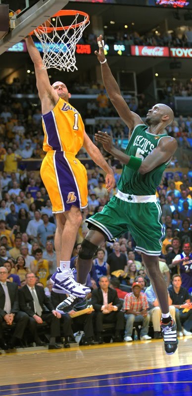 kevin garnett celtics dunking. di label kevin boston celtics