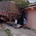 VÍDEO: motorista perde o controle e carreta atinge casa de idosos em Manaus  