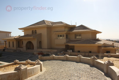 The villa/palace's entrance and drive way 