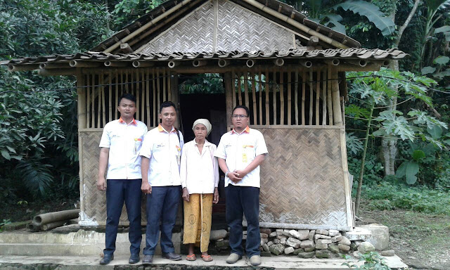 Mbah Nisma bersama Team Lazismu Jember