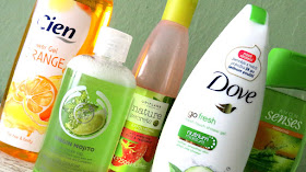 CIEN sprchový gél pomaranč, THE BODY SHOP sprchový gél Virgin Mojito, ORIFLAME peelingový sprchový gél malina-mäta, DOVE sprchový krém uhorka-zelený čaj, AVON sprchový gél citrus