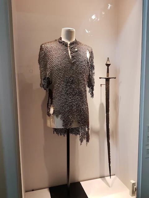 Cotte de maille provenant de la bataille de Formigny et épée d'estoc (musée de Normandie - Caen)