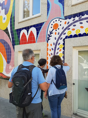 Pessoas a olhar azulejos no Tour de Azulejos no Porto