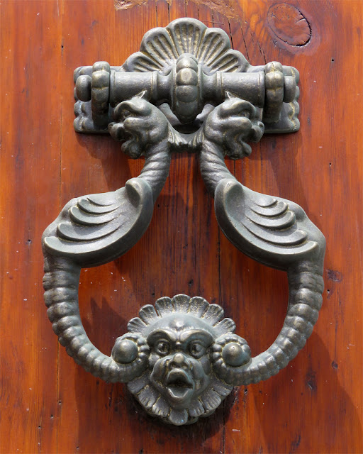 A door knocker on Scali D'Azeglio, Livorno