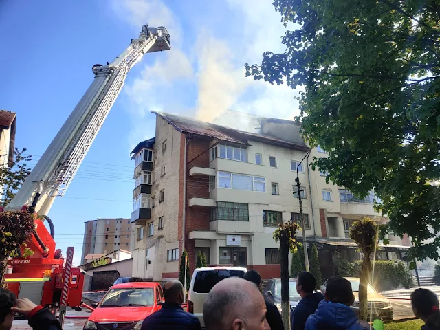 Incendiu la acoperișul unui bloc de locuințe din Rădăuți