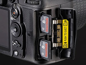 Nikon D7000 memiliki double slot untuk memory card, hal ini tentunya tidak akan kalian temui pada kamera DSLR standard