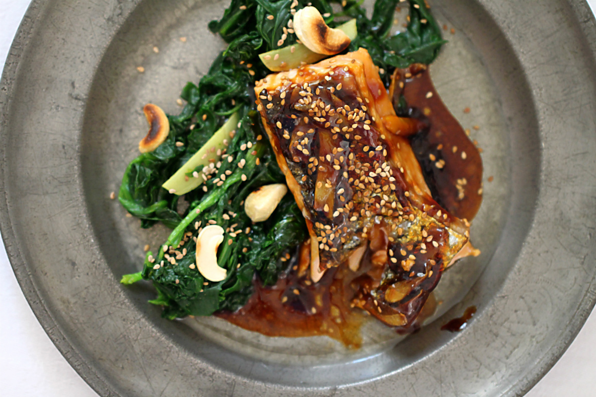 Lachs mit Ingwer und Glasur mit Yakitori-Sauce auf Blattspinat mit geröstetem Sesam und Cashewnüssen | Arthurs Tochter kocht. von Astrid Paul