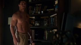 Stephen Amell Shirtless in Arrow s1e01