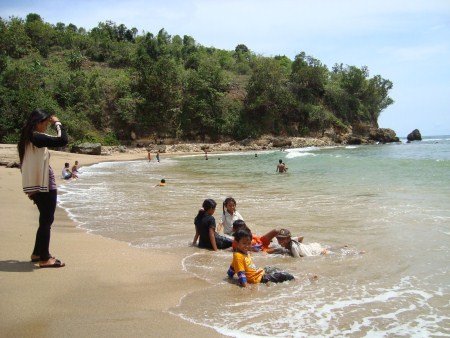 Download this Pesona Pantai Pangi Blitar picture