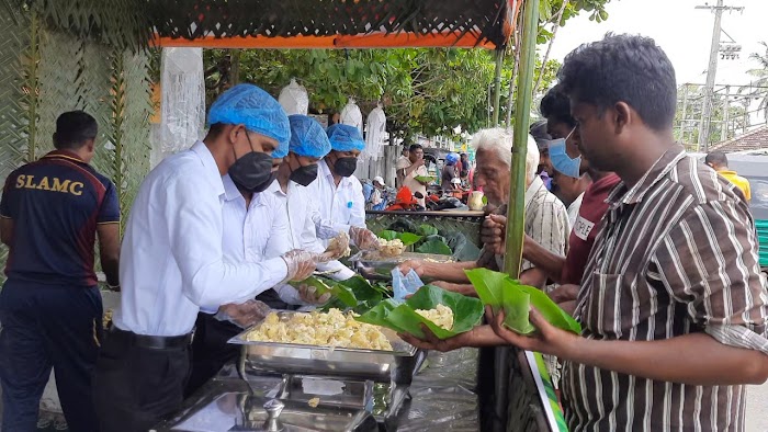 இராணுவத்தால் காரைதீவில் பொசன் பண்டிகை மக்களுக்கு மரவள்ளி கிழங்கு துவையல் தானம்