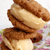 Sandwich de helado de vainilla y oatmeal cookies