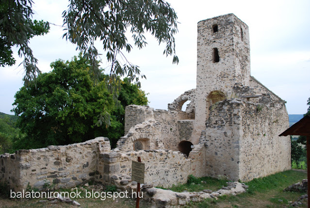 Szent Balázs templomrom épületének falai észak-kelet  felől fotózva, jobbra toronnyal