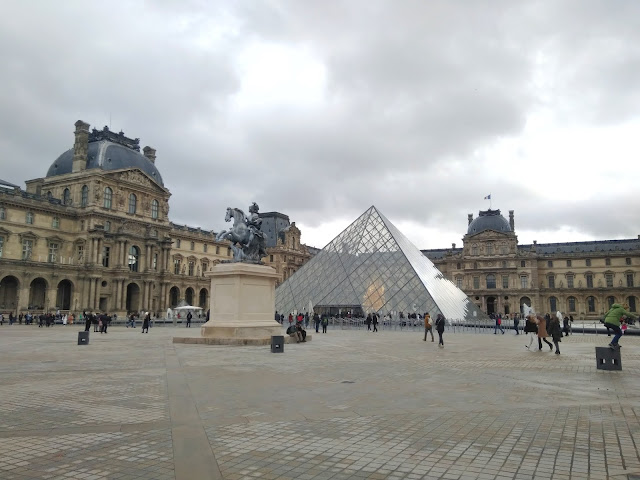 Париж. Лувр и Пирамида 