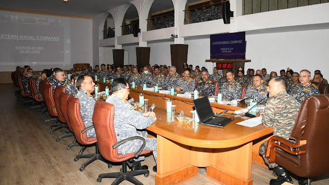 जनरल अनिल चौहान CDS ने पूर्वी नौसेना का एक दौरा किया है।