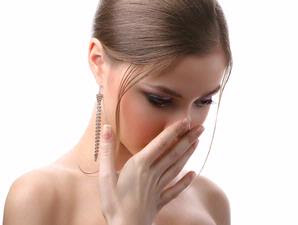 Mengalami duduk kasus anyir verbal yang tidak sedap memang sangat menyebalkan 8 Cara Menghilangkan Bau Mulut Secara Alami