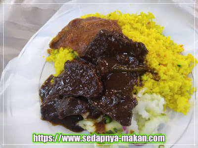 nasi hujan panas, daging masak hitam, jelatah timun