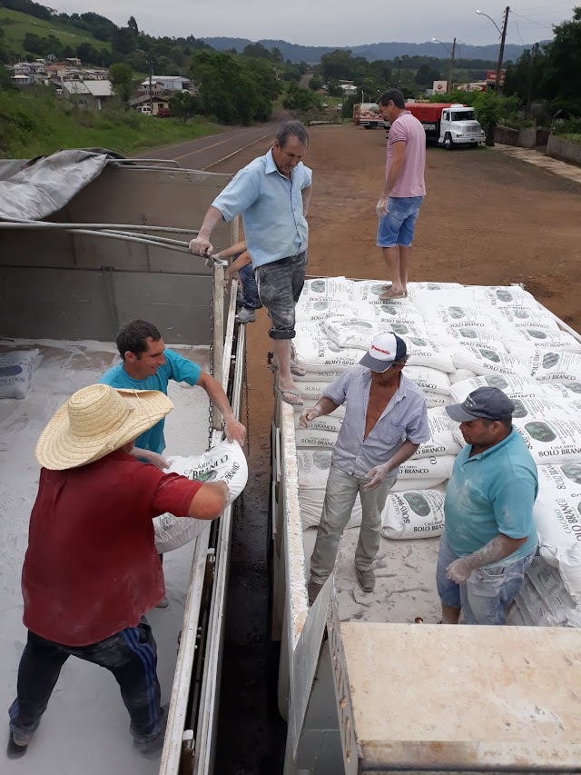 Insumos  dos Programas Municipais de Incentivo e desenvolvimento da agricultura chegam a Cristal do Sul.