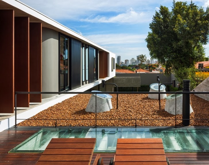 Roof terrace and facade of Modern Planalto House by Flavio Castro