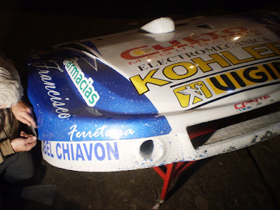 José Vicente terminando la trompa de la Chevy para el fin de semana